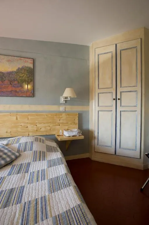 Le Vieux Chateau Aiguines 2*,